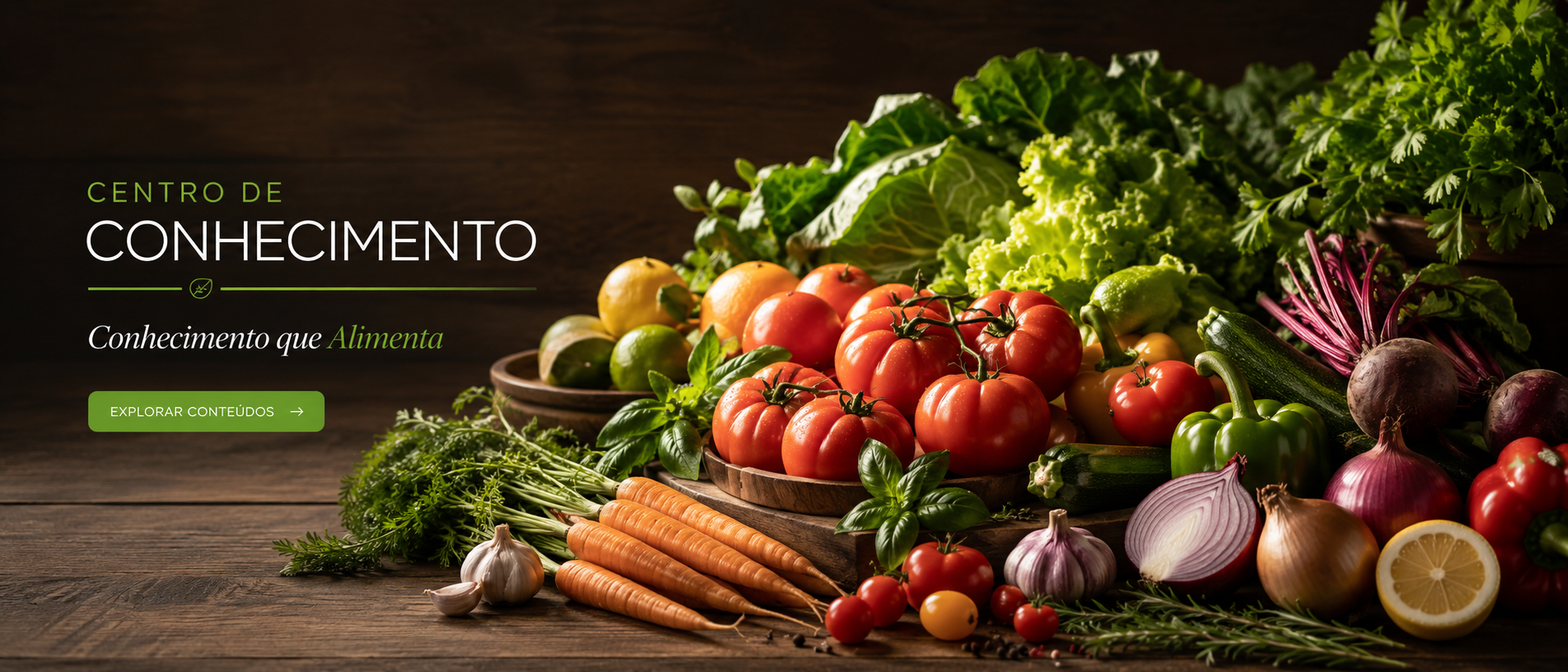 Composição editorial de frutas, legumes e verduras sobre madeira